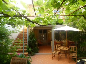 Outdoor dining - Room 'Parfum De Soleil' with Shared Terrace, Shared Garden and Wi-Fi (Bédoin)