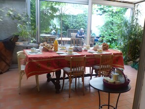 Dining - Room 'Parfum De Soleil' with Shared Terrace, Shared Garden and Wi-Fi (Bédoin)