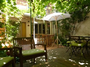 Outdoor dining - Room 'Parfum De Soleil' with Shared Terrace, Shared Garden and Wi-Fi (Bédoin)