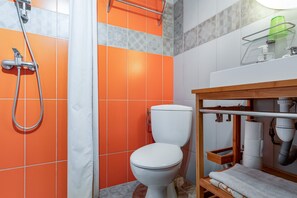 Shower, towels - Room 'Farniente' with Shared Terrace, Shared Garden and Wi-Fi (Bédoin)