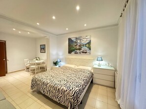 Tabla de planchar con plancha, wifi gratis y ropa de cama 