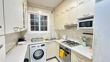 Tủ lạnh, lò vi sóng, bếp nấu, lò nướng bánh mì