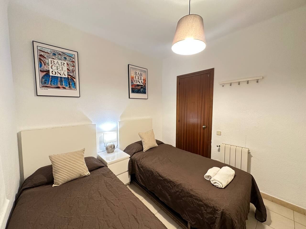 Twin Room, Shared Bathroom | Seterika/papan seterika, Wi-fi percuma, cadar katil 