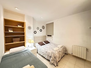 Triple Room, Shared Bathroom | Seterika/papan seterika, Wi-fi percuma, cadar katil