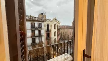 Tabla de planchar con plancha, wifi gratis y ropa de cama