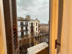 Quadruple Room, Shared Bathroom | Iron/ironing board, free WiFi, bed sheets - Rooms Consell de cent (Barcelona)
