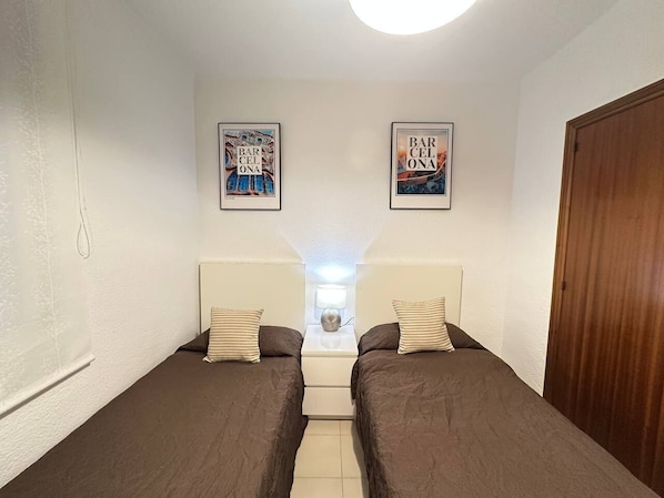 Twin Room, Shared Bathroom | Seterika/papan seterika, Wi-fi percuma, cadar katil