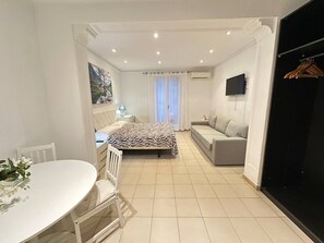 Quadruple Room, Shared Bathroom | Iron/ironing board, free WiFi, bed sheets - Rooms Consell de cent (Barcelona)