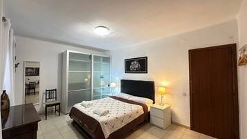 Double Room, Shared Bathroom | Iron/ironing board, free WiFi, bed sheets