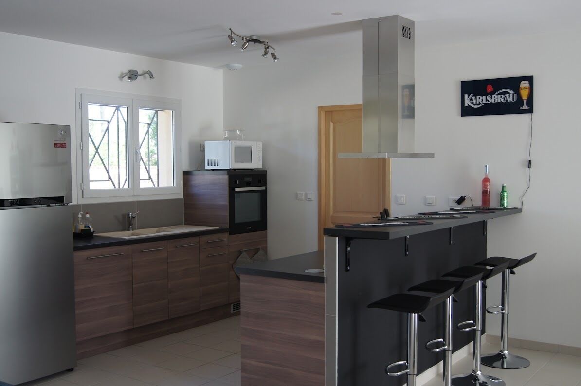 Jääkaappi, mikroaaltouuni, uuni, liesi