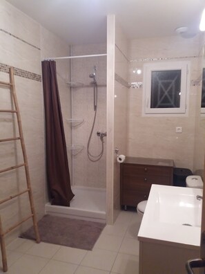 Douche, sèche-cheveux, serviettes fournies