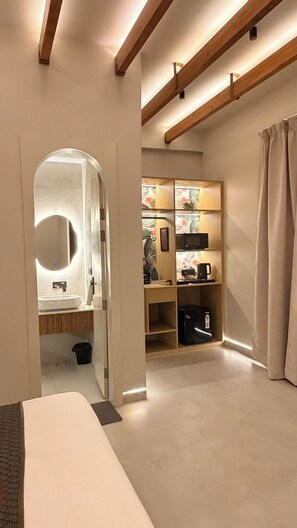 Egyptian cotton sheets, premium bedding, memory-foam beds, minibar - KUTIR 27 (Agra)