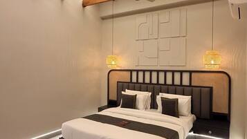 Brankas, meja kerja, ruang kerja ramah laptop, dan tirai kedap cahaya