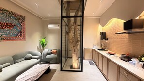 Kahden hengen luksushuone | Yksityinen keittiö | Täysikokoinen jääkaappi, mikroaaltouuni, uuni, liesi