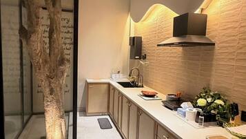 Lemari es besar, microwave, oven, dan kompor