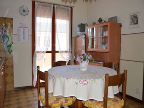 อพาร์ทเมนท์, 2 ห้องนอน, ระเบียง, วิวเมือง | ห้องรับประทานอาหาร