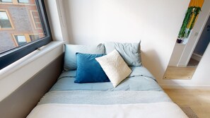 Blackout drapes, free WiFi - Student Only Haywood House (London)