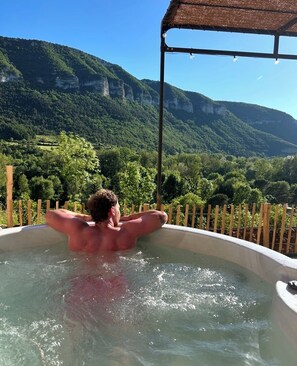 Outdoor spa tub - Unusual accommodation with jacuzzi and paddle (Mostuéjouls)