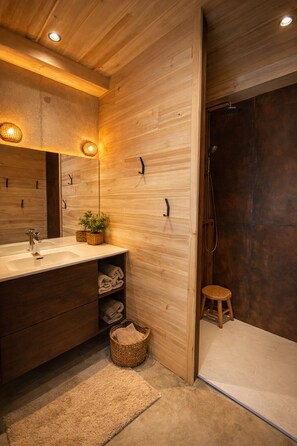 Dusche, Haartrockner, Handtücher, Toilettenpapier