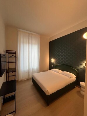 Basic Room | Desk, free WiFi - San Gregorio Rooms Milano Centrale (Milan)