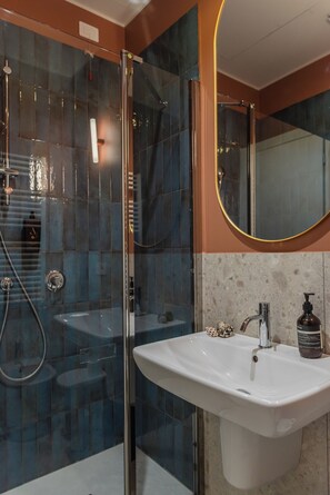 Basic Room | Bathroom | Shower, hair dryer, towels, soap