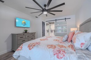 Iron/ironing board, free WiFi, bed sheets - Family-Friendly Waterfront Escape in SE Cape Coral – Sleeps 10 (Cape Coral)