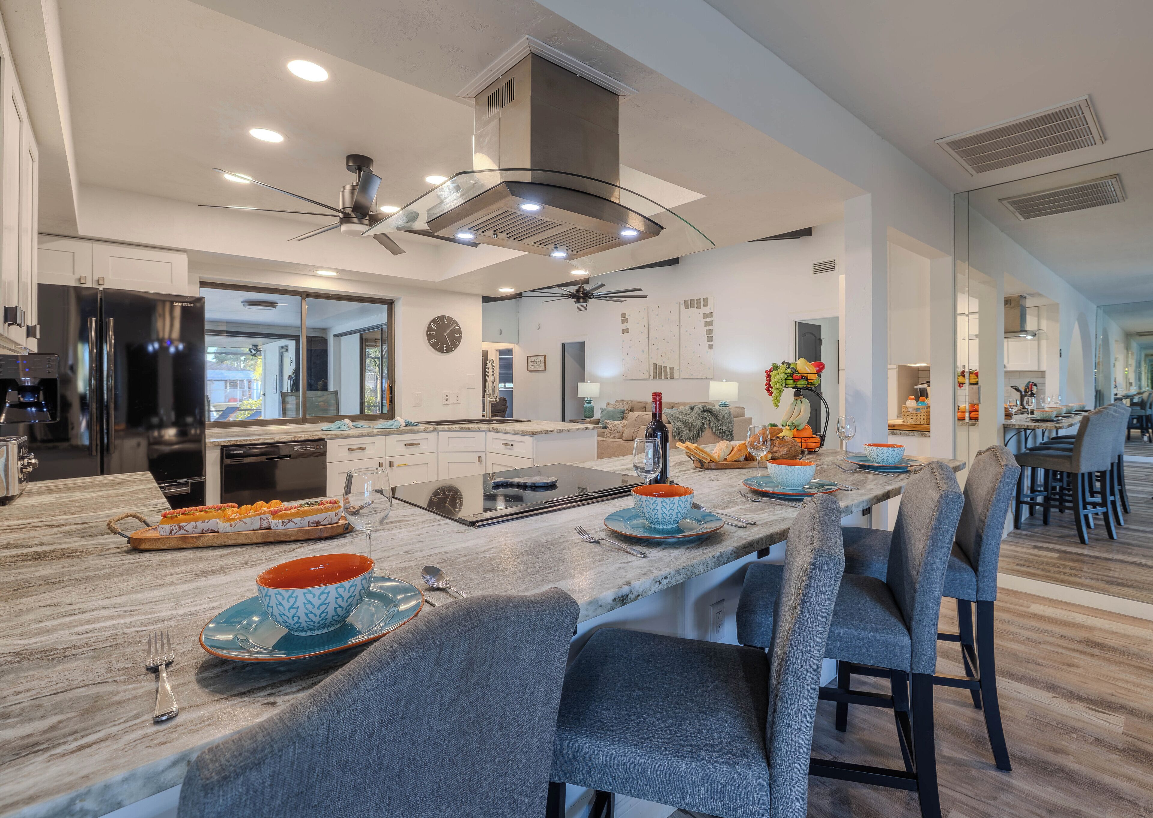 Jääkaappi, mikroaaltouuni, uuni, liesi