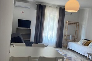 Interior - Cosy T2 for 4/5 pers - Beaches 400m away, Private Parking, Air Conditioning, New Bedding (Antibes)