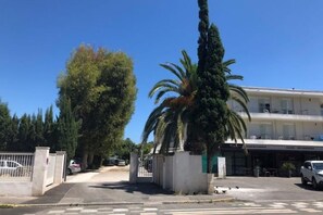 Exterior - Cosy T2 for 4/5 pers - Beaches 400m away, Private Parking, Air Conditioning, New Bedding (Antibes)