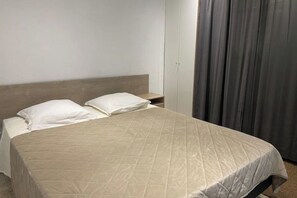 1 bedroom, iron/ironing board, WiFi, bed sheets - Cosy T2 for 4/5 pers - Beaches 400m away, Private Parking, Air Conditioning, New Bedding (Antibes)