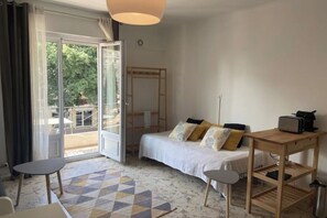 1 bedroom, iron/ironing board, WiFi, bed sheets - Cosy T2 for 4/5 pers - Beaches 400m away, Private Parking, Air Conditioning, New Bedding (Antibes)