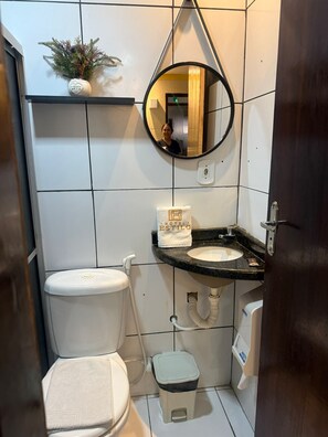 Comfort Triple Room | Bathroom | Shower, towels, soap, toilet paper - Hotel Estilo (Arapiraca)