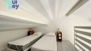 Een strijkplank/strijkijzer, wifi, beddengoed