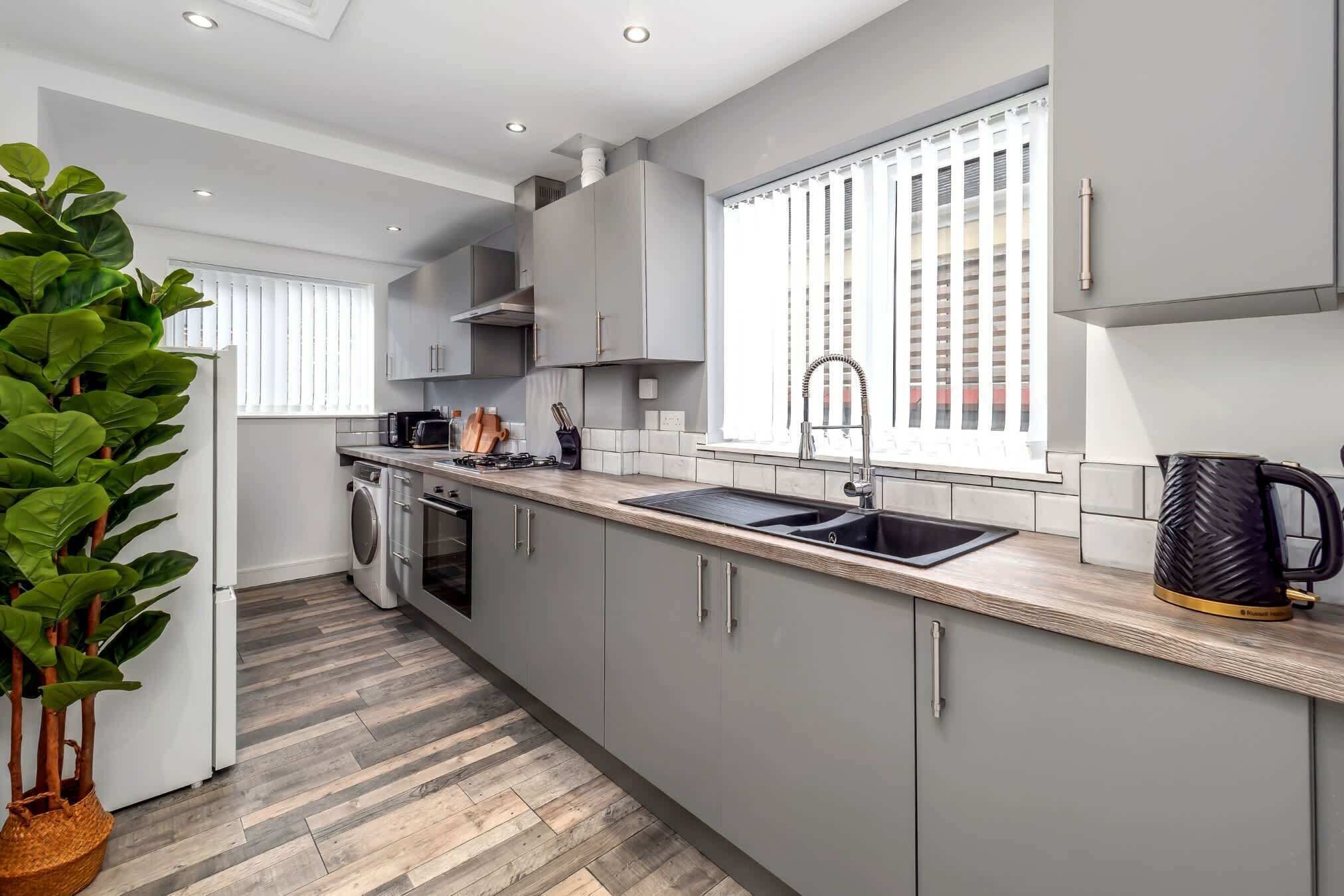 Réfrigérateur, four à micro-ondes, un four, surface de cuisson