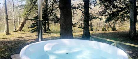 Outdoor spa tub