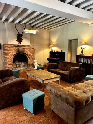 Living area - Vrbo Property (La Ferté-Saint-Aubin)