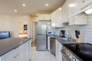 Refrigerador, microondas, horno y parrilla de estufa 