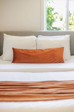 3 habitaciones, tabla de planchar con plancha, wifi y ropa de cama 