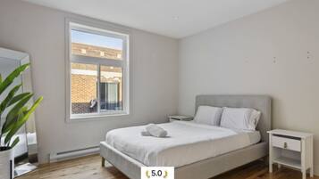 Tabla de planchar con plancha, wifi, ropa de cama