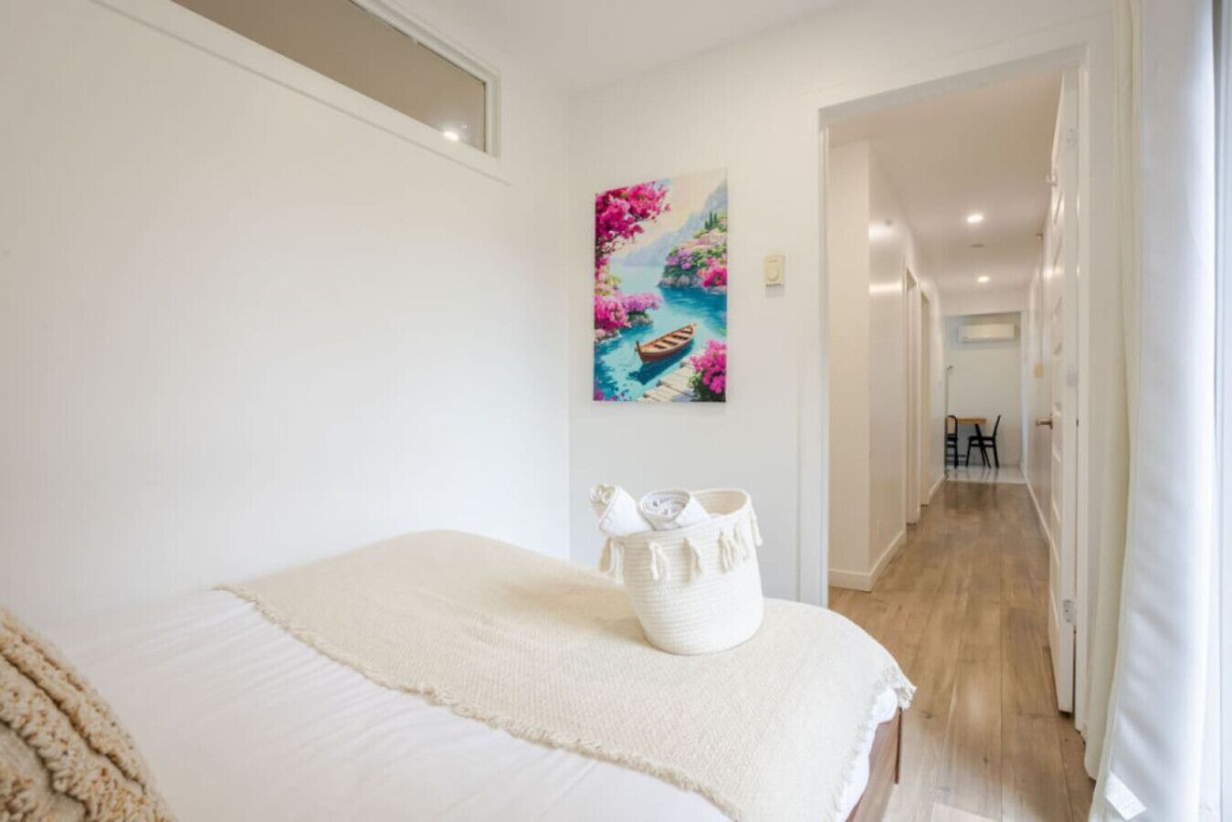 Een strijkplank/strijkijzer, wifi, beddengoed