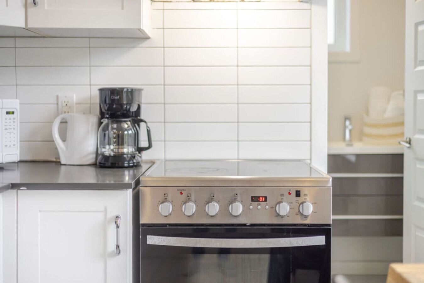 Réfrigérateur, four à micro-ondes, un four, surface de cuisson