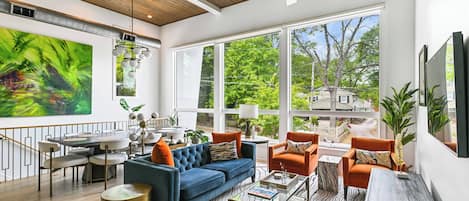 تلفزيون ذكي، مدفأة، مكتب