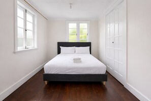 2 bedrooms, iron/ironing board, WiFi, bed sheets - Affordable house, walk to South Bank, CBD & transport (South Brisbane)