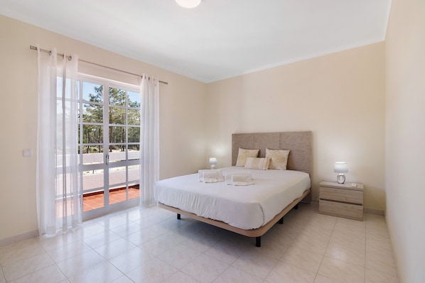 4 chambres, fer et planche à repasser, Wi-Fi, draps fournis