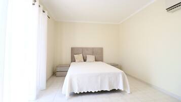 4 habitaciones, tabla de planchar con plancha, wifi y ropa de cama