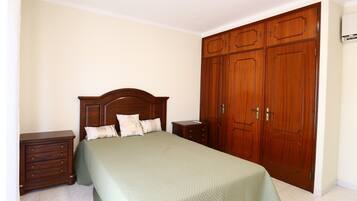 Een strijkplank/strijkijzer, wifi, beddengoed