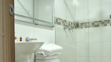 Superior Room | Bathroom | Shower, towels, soap, shampoo