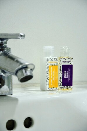 高級客房 | 浴室設施 | 淋浴設備、毛巾、肥皂、洗髮精