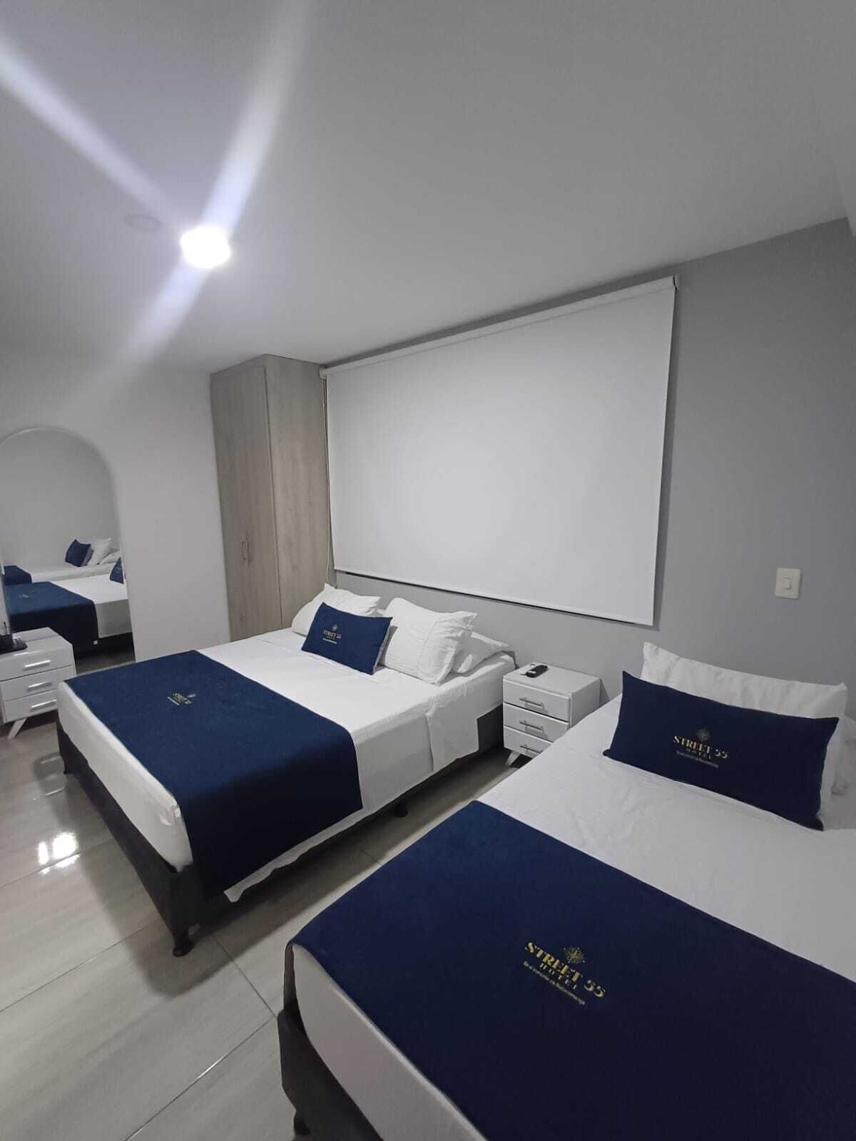 Tremannsrom – standard | Skrivebord, skrivebord for bærbar PC og strykejern/-brett