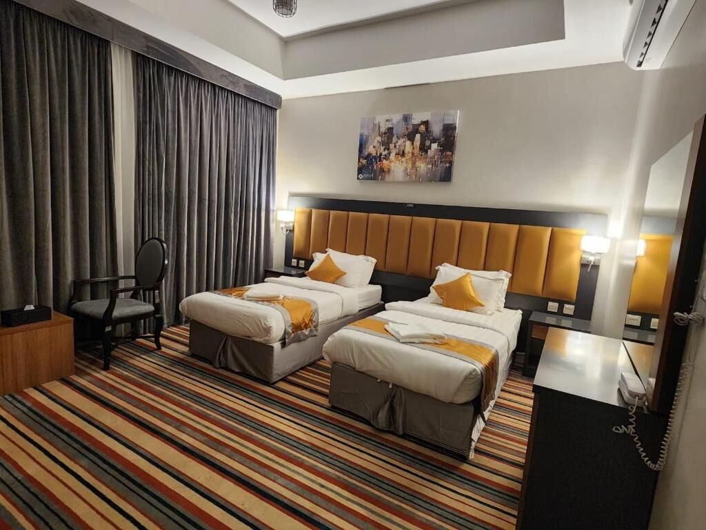 Caja de seguridad en la habitación y espacio para trabajar con laptop 